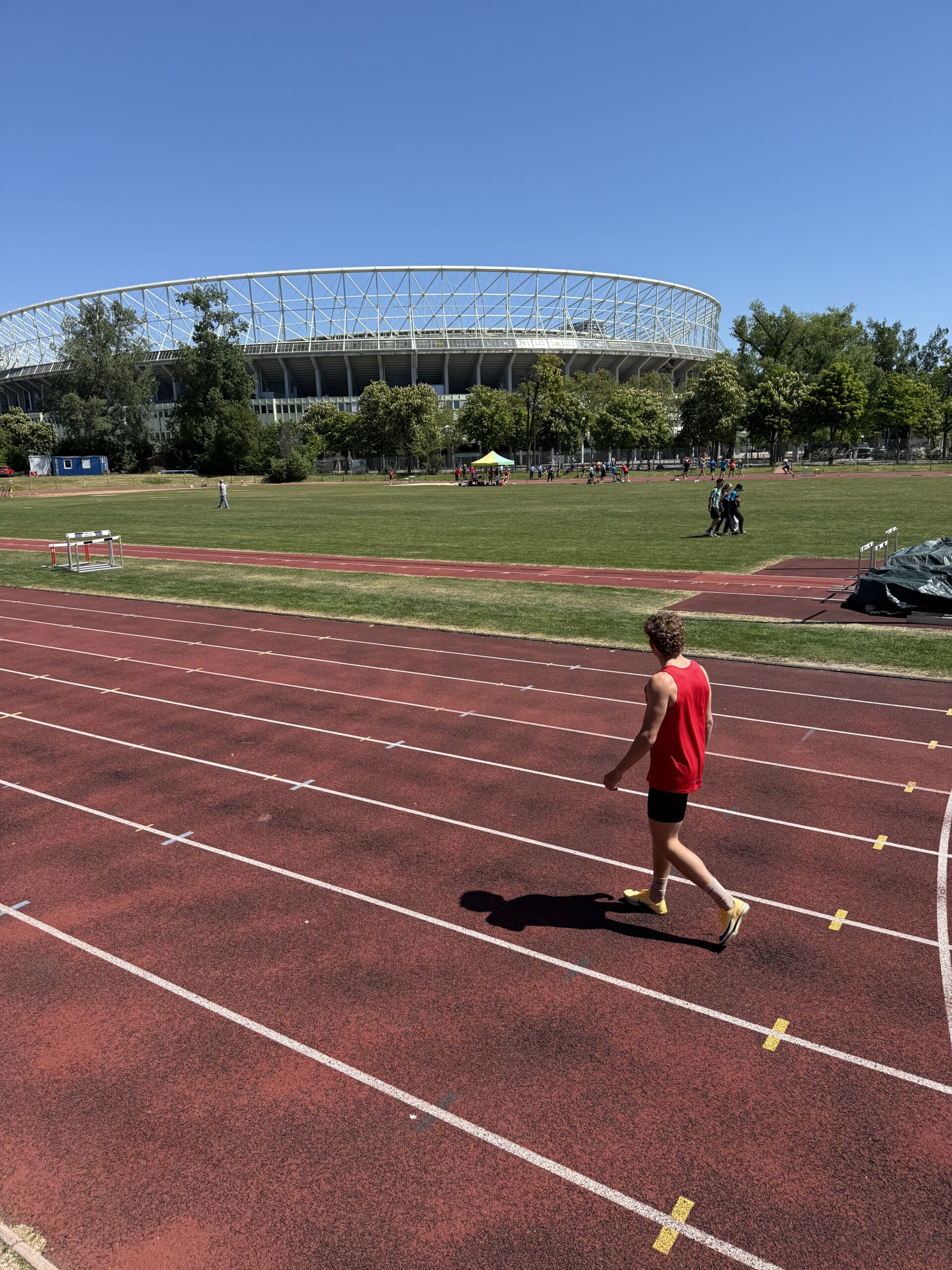 Lucas Gschier beim Hürdenlauf