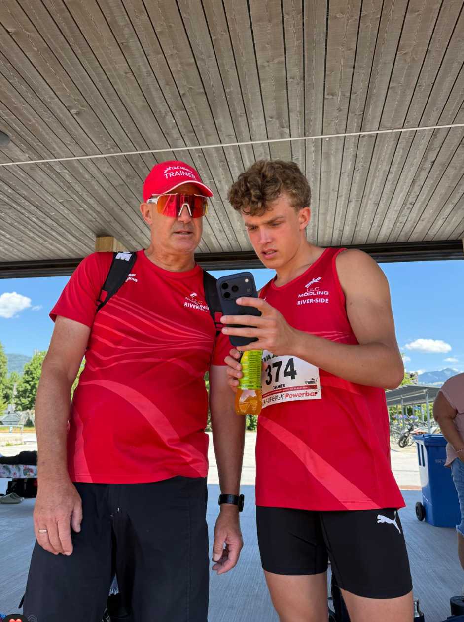 Lucas Gschier mit seinem Trainer beim Wettkampf im ULC Mödling Dress