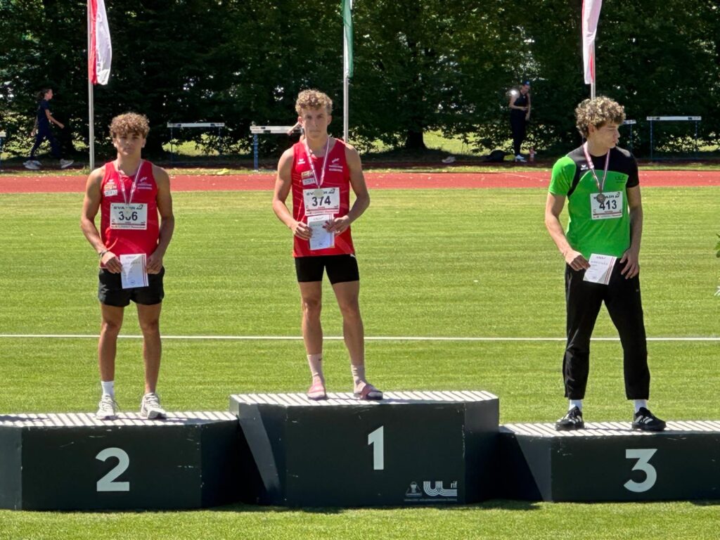 Lucas Gschier auf Platz 1 am Siegertreppchen bei der österreichischen U18 Meisterschaft 110m Hürden